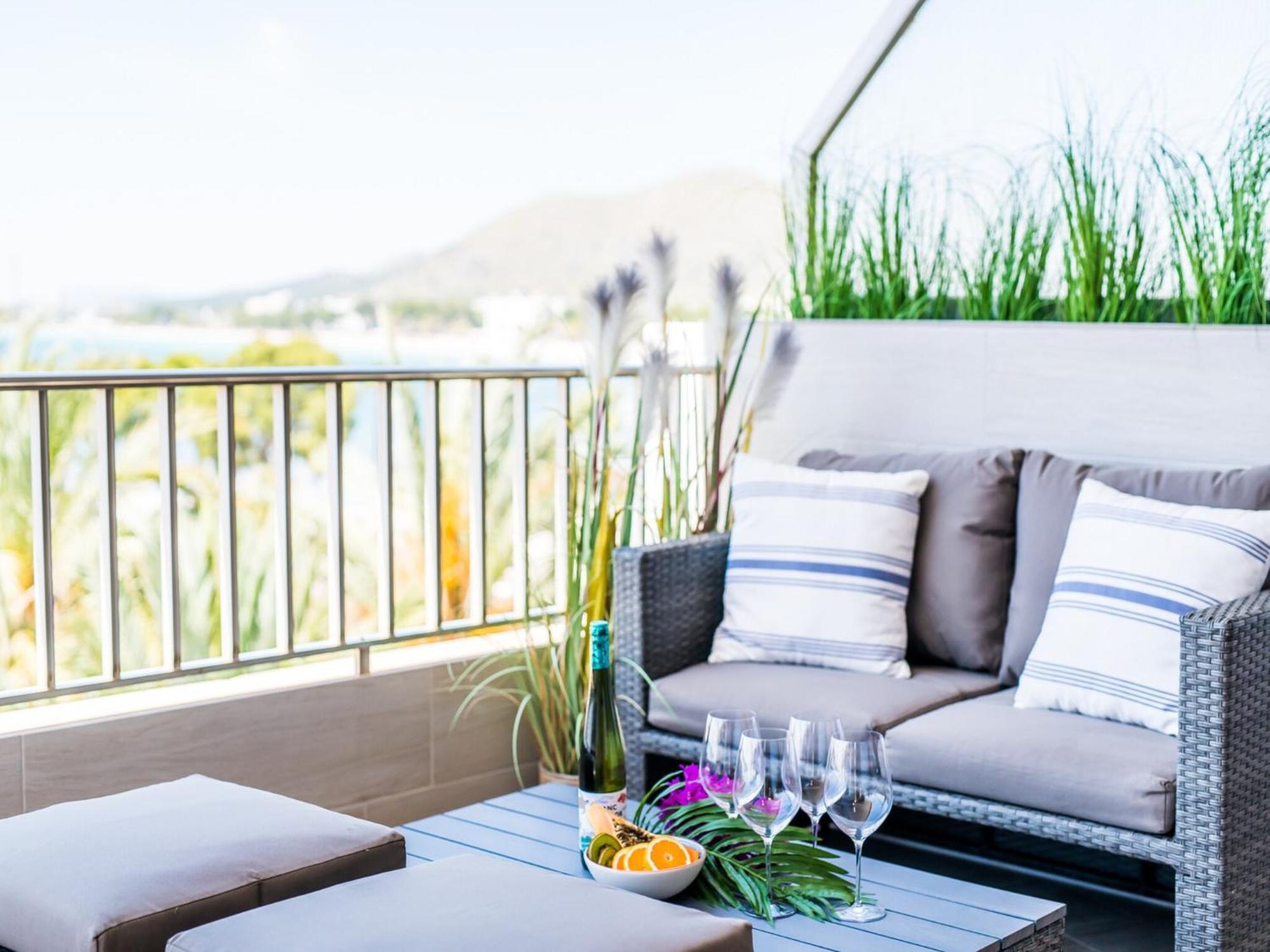 In With Sea Views Apartment